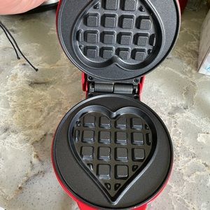 Mini heart-shaped waffle maker